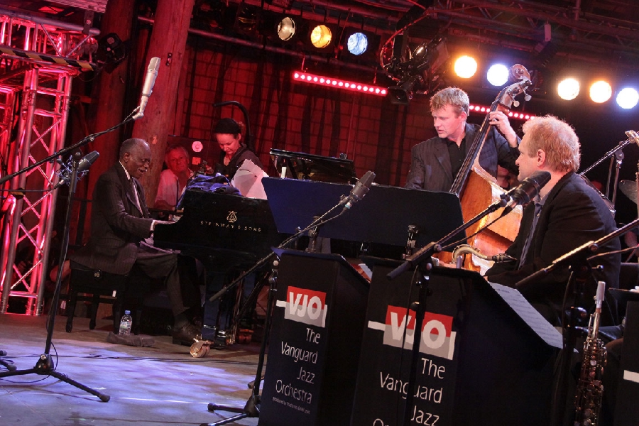 Hank Jones sitting in with the Vanguard Jazz Orchestra 2009